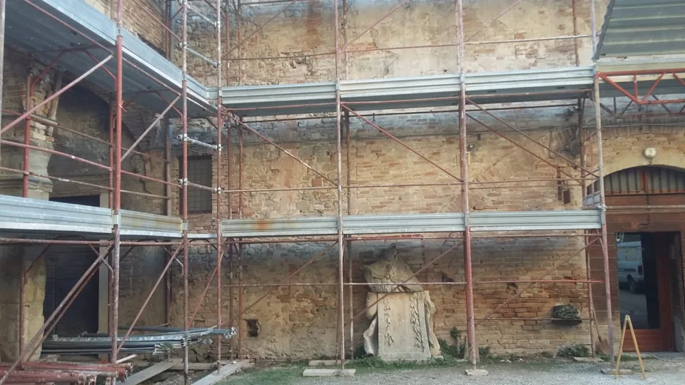 Ponteggi e lavorazioni nel cortile
