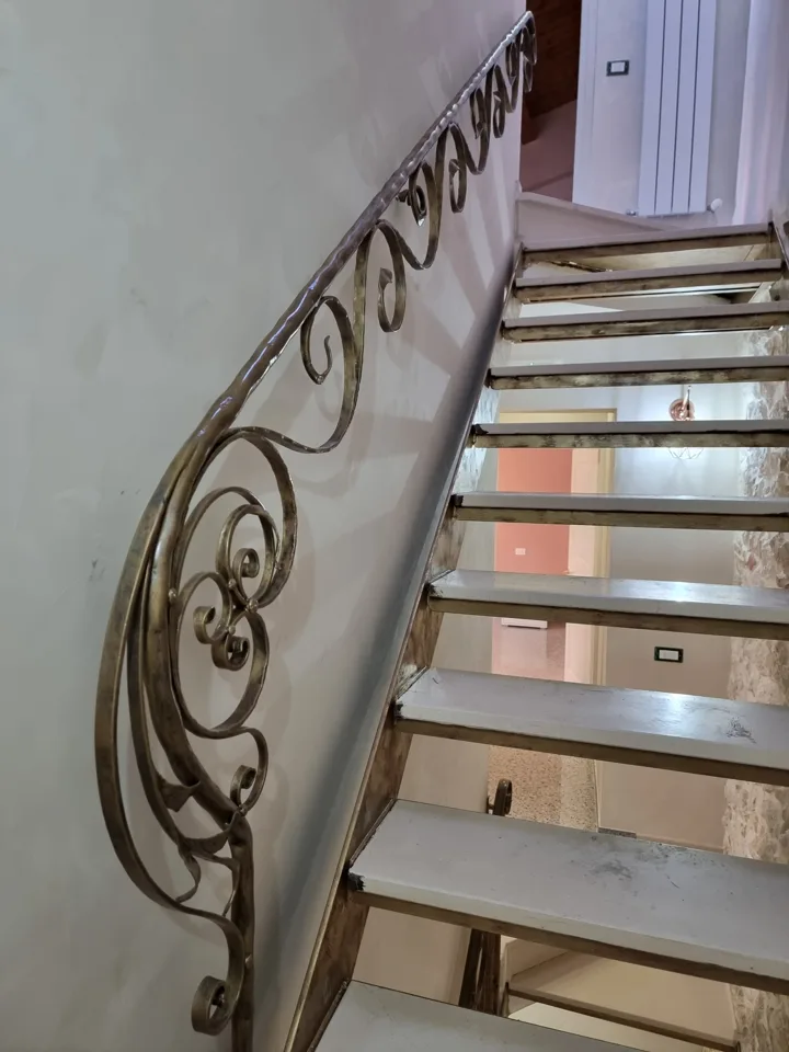 Scala e parapetto completati