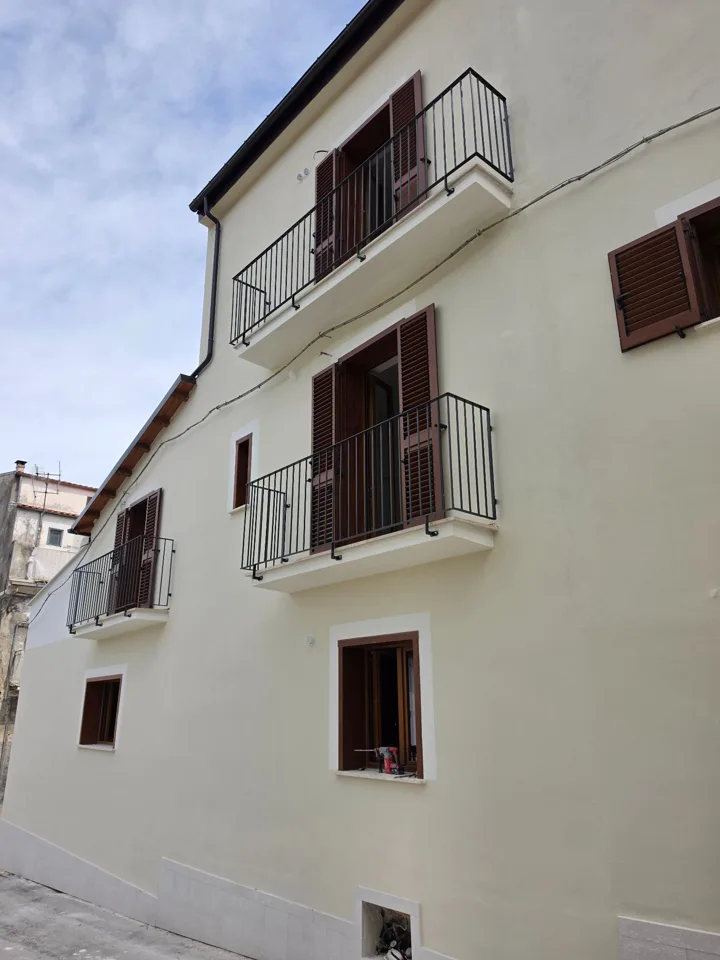 Facciata completata con balconi e serramenti