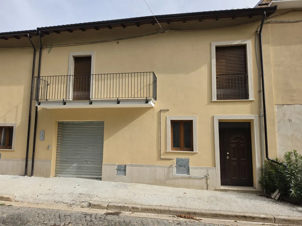 Prospetto della porzione adiacente con balcone