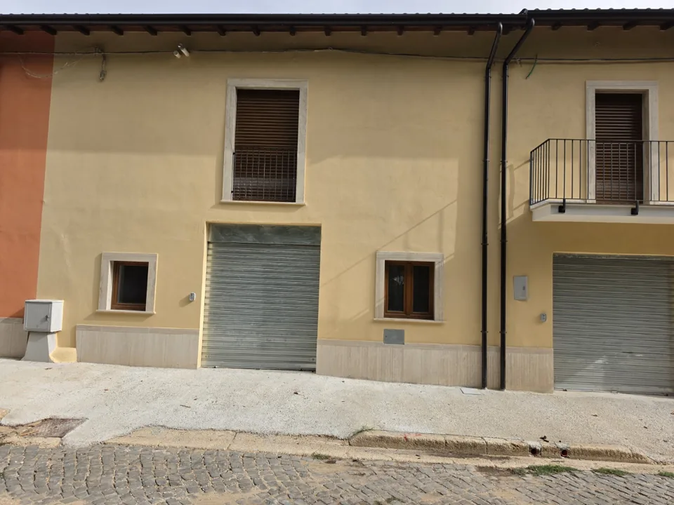Prospetto della porzione adiacente con accesso carrabile