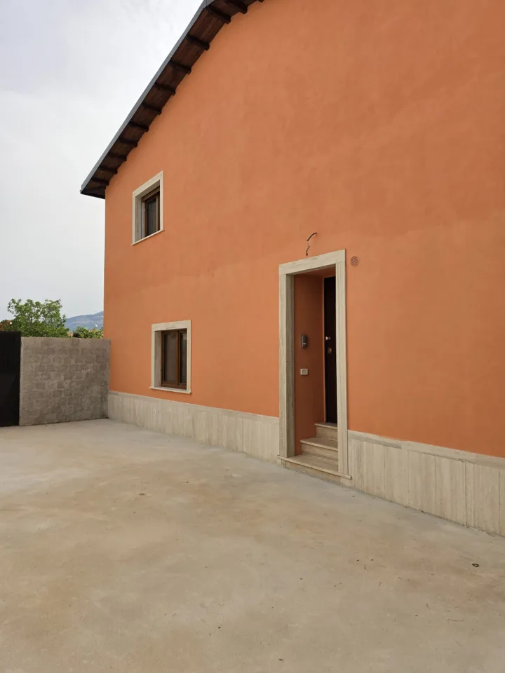 Prospetto laterale e cortile completati