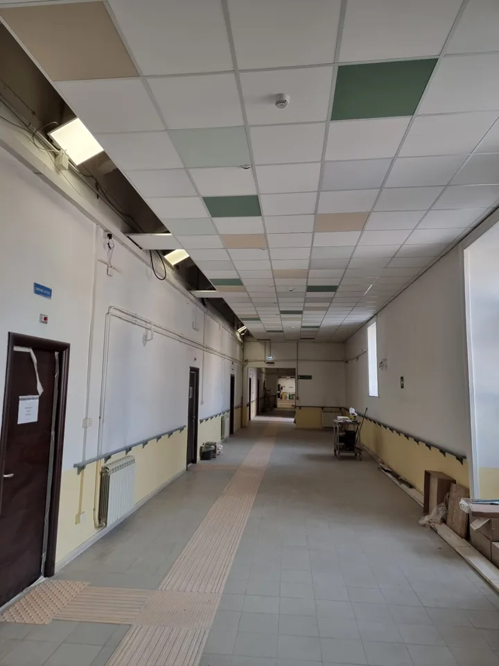 Corridoio con controsoffitto completato