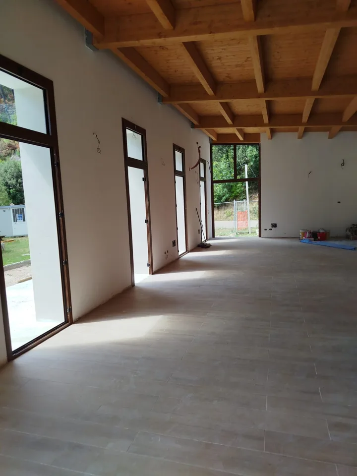Ambiente interno con copertura lignea